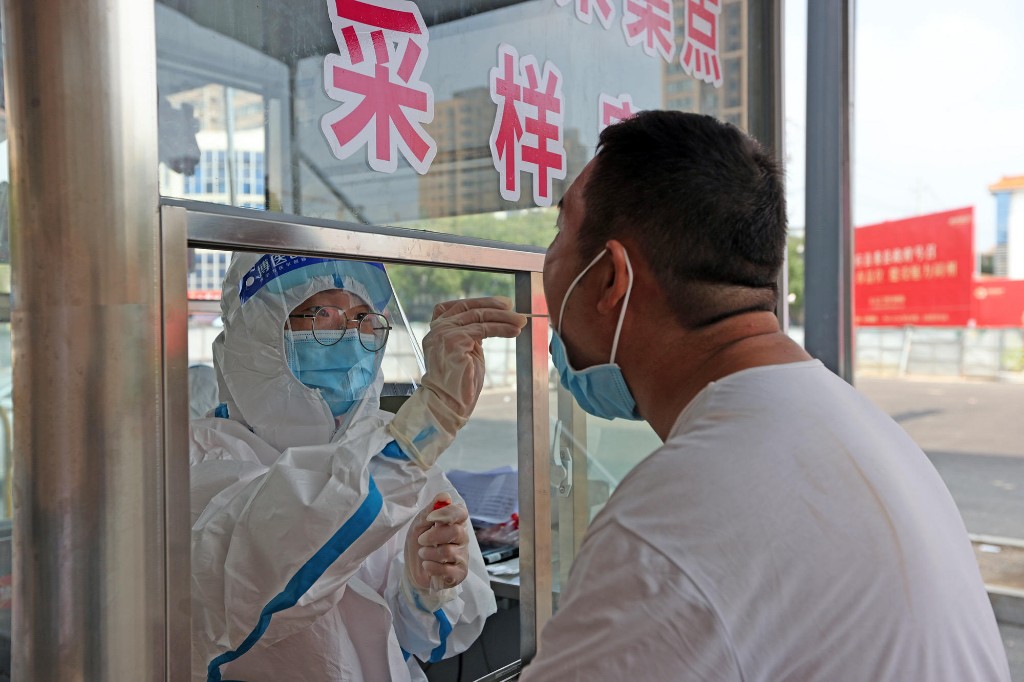 流动核酸检测车进社区 市民点赞