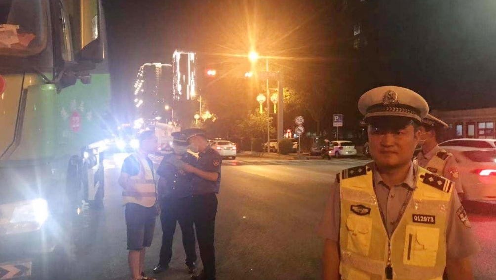 经开城管：开展建筑垃圾清运秩序综合治理