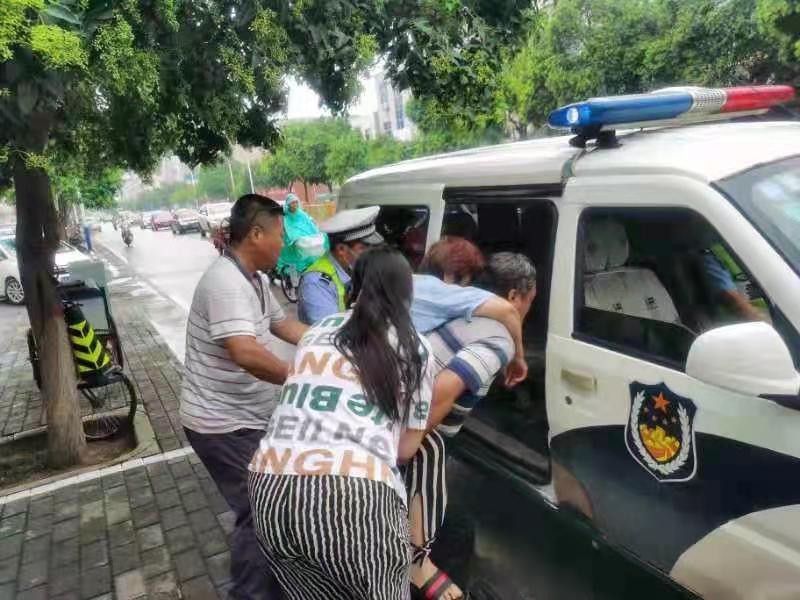 泾阳交警巡查途中紧急救助伤重群众