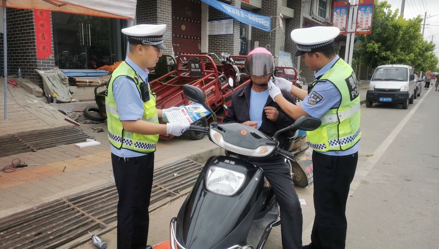 华阴交警专项治理农村公路违法超员和违法载人