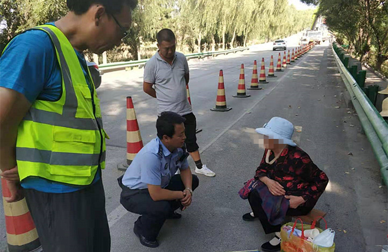 花甲老人负气离家跨省出走 结局很暖心