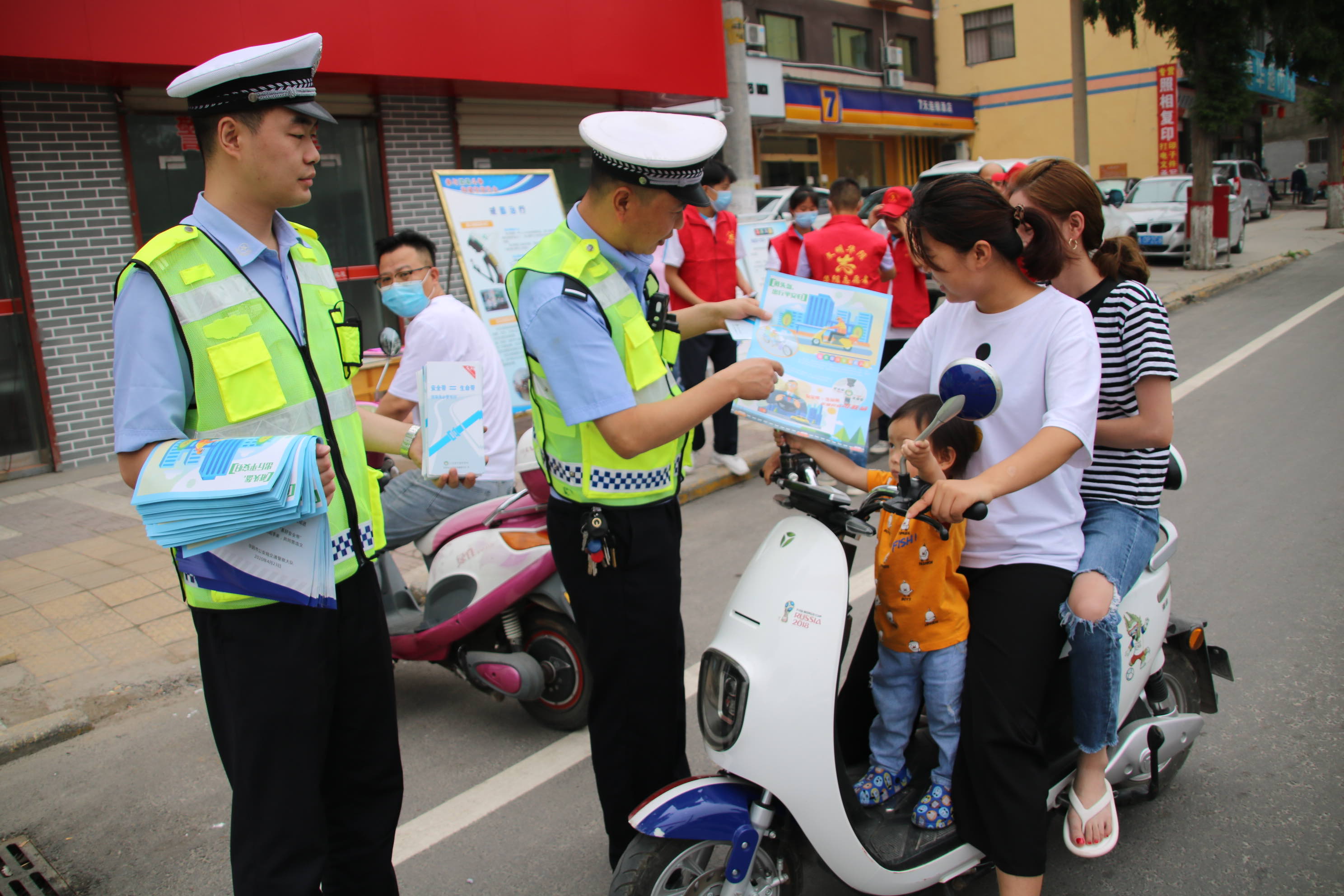 华阴交警专项整治两轮三轮电动车