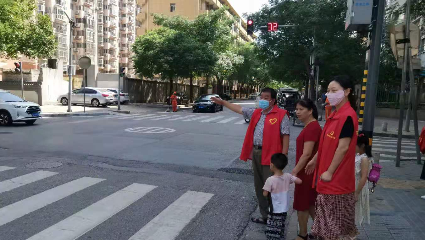 碑林区东关南街街道开展“服务十四运 奉献我的城”文明交通志愿服务
