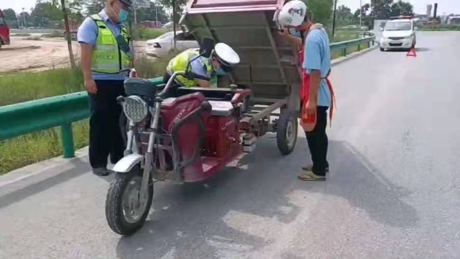 巡查途中遇故障车泾阳交警秒变“修理哥”