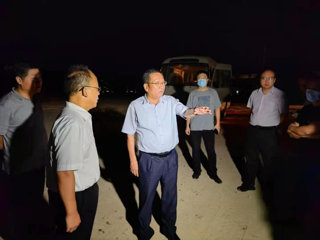 王靖夜查城区扬尘管控工作措施落实情况