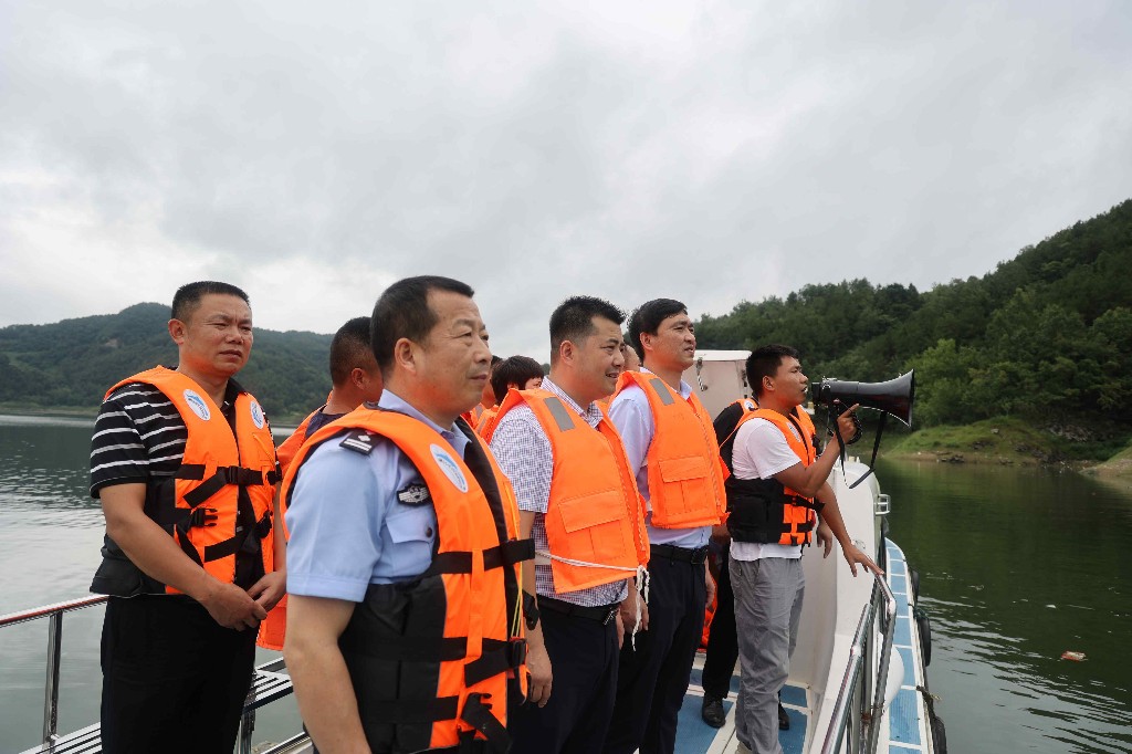 汉滨区“水陆并进”打击违法捕鱼活动