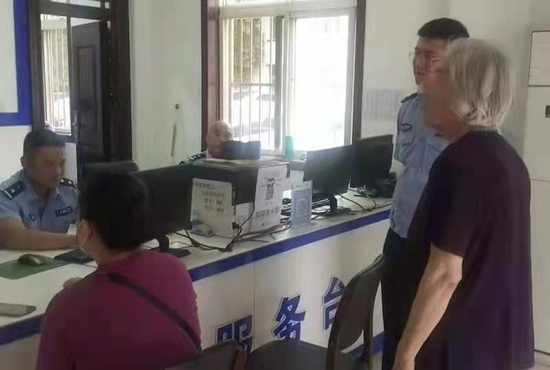 渭城交警热心助迷途老人回家