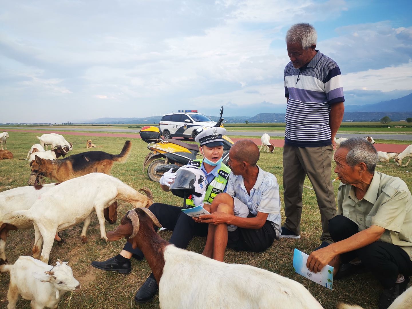 华阴交警走近“牧羊人”宣传交通安全