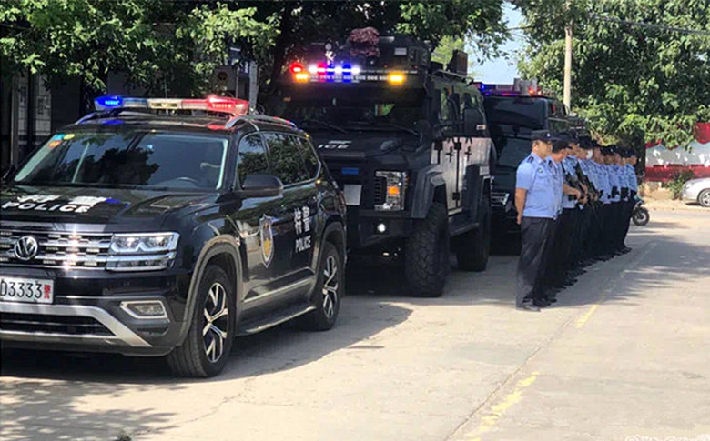 兴平公安巡特警用巡逻防控脚步丈量人民群众安全的距离