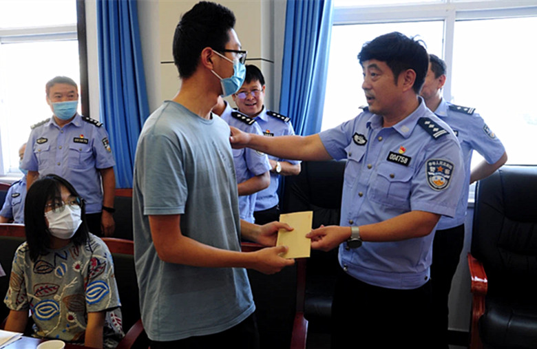 永寿县公安局对包扶村开展高考录取学生座谈会暨助学活动