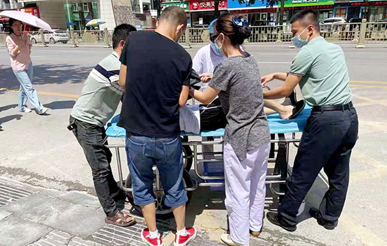 弘医道 展人文 冲锋在医院门口的急救力量