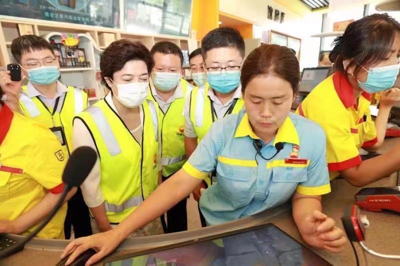 陕西省商务厅厅长“客串”群众 做窗口 走流程 跟执法