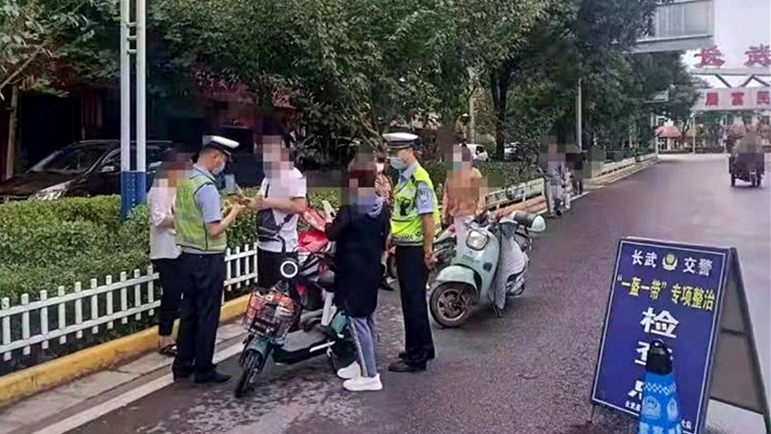 长武交警开展“一盔一带”交通秩序整治行动