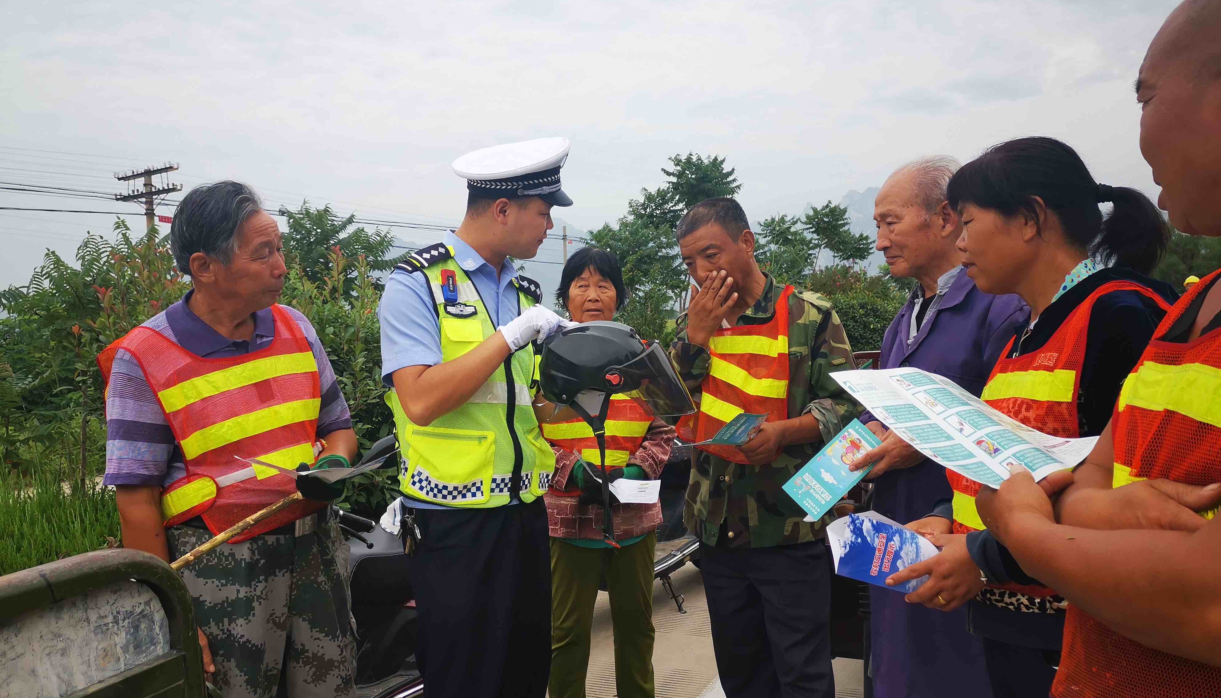 华阴交警为绿化工人普法送安全