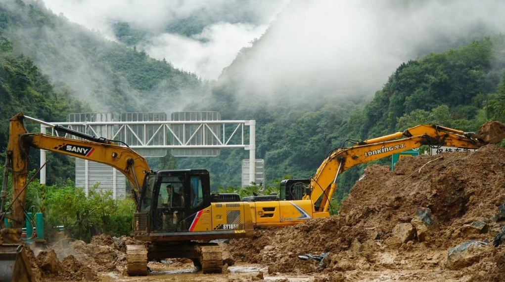 陕西平利至镇坪高速护坡垮塌 今日完成路面塌方清理