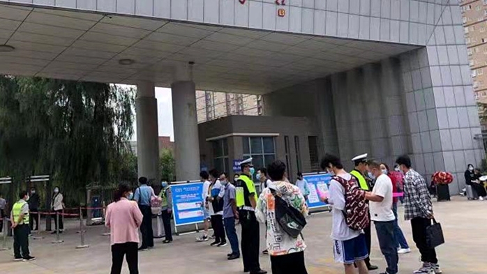 又是一年开学季 长武交警给师生们送上“开学礼”