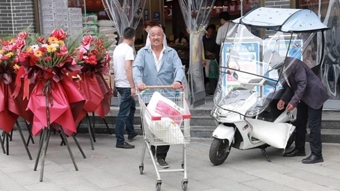 丹凤供销扶贫超市落户凤冠新城社区