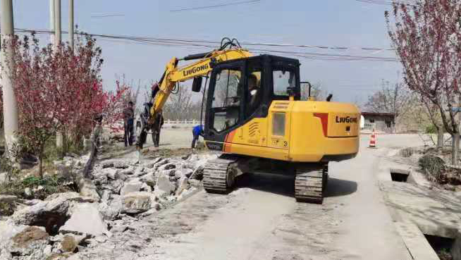 【我为群众办实事——人大·代表在行动】区人大代表侯战良：整修下沉路面消除安全隐患