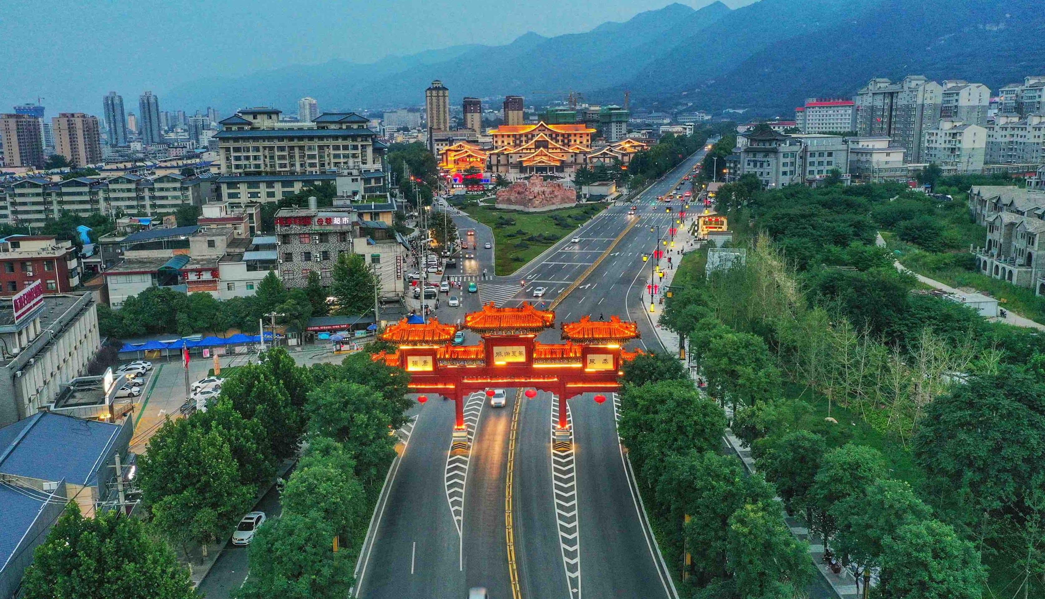 临潼区：扮靓城市点亮夜色 喜迎十四运会 