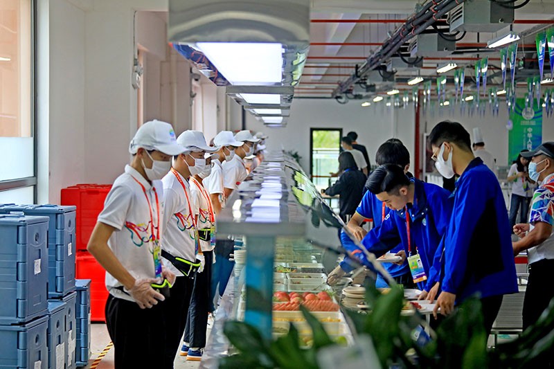 187名厨师团队凌晨3点起床备餐 