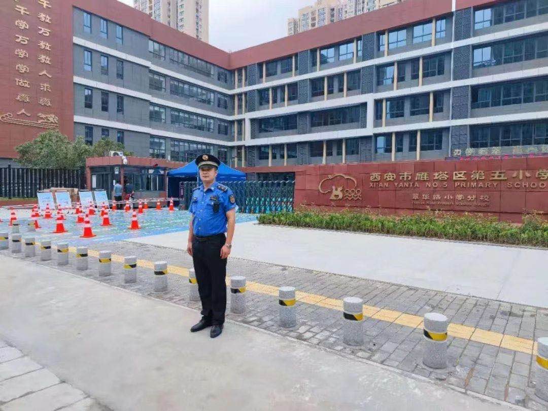 开学季 城管叔叔在校园周边站岗