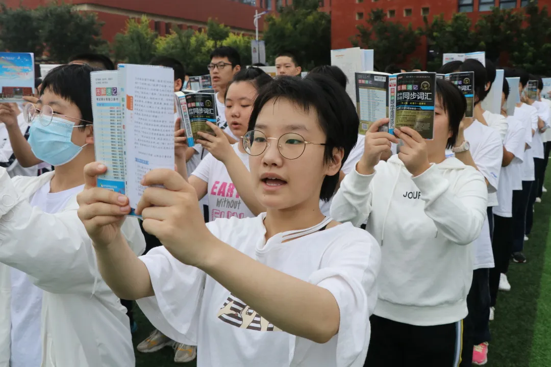 砥砺奋进 强国有我 心怀经纬 追梦起航——咸阳彩虹中学隆重举行2021年秋季开学典礼