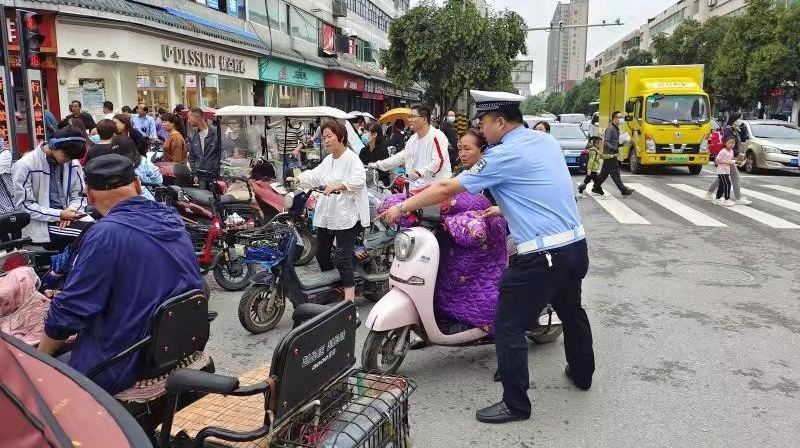 泾阳交警全面开启“护学模式”