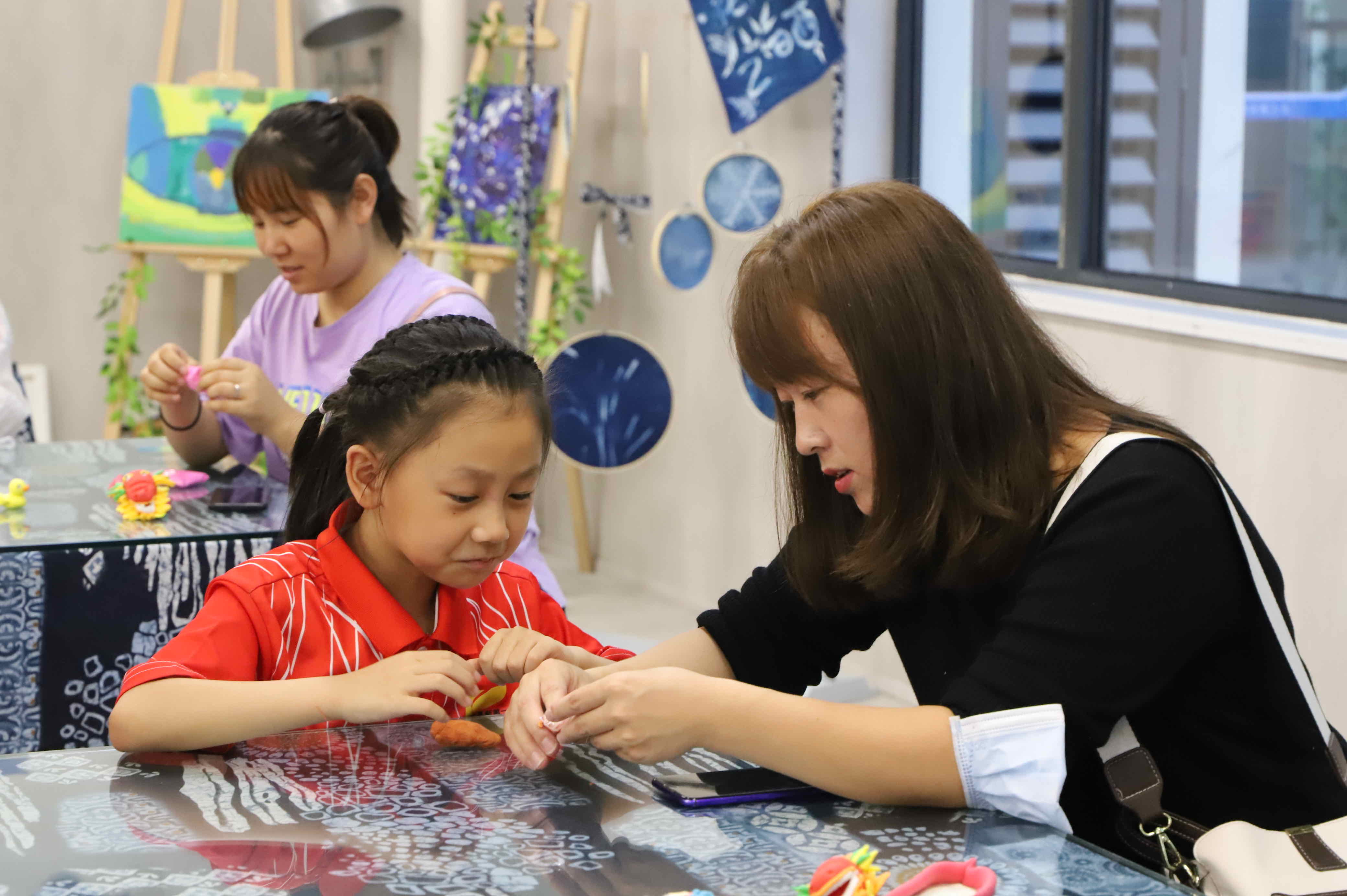 开学首日 学校邀请家长进校体验课后服务—— 放心，满意！回去就把辅导班都退了  