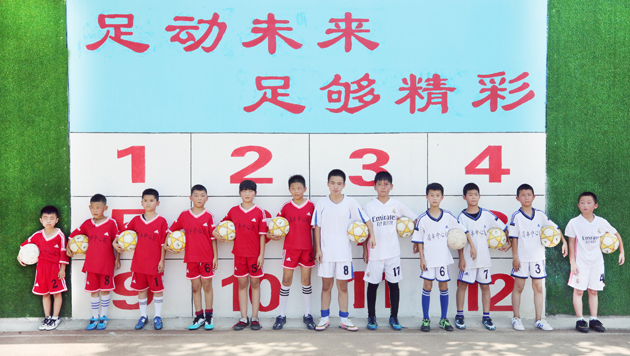 数学老师当教练  照亮乡村少年足球梦