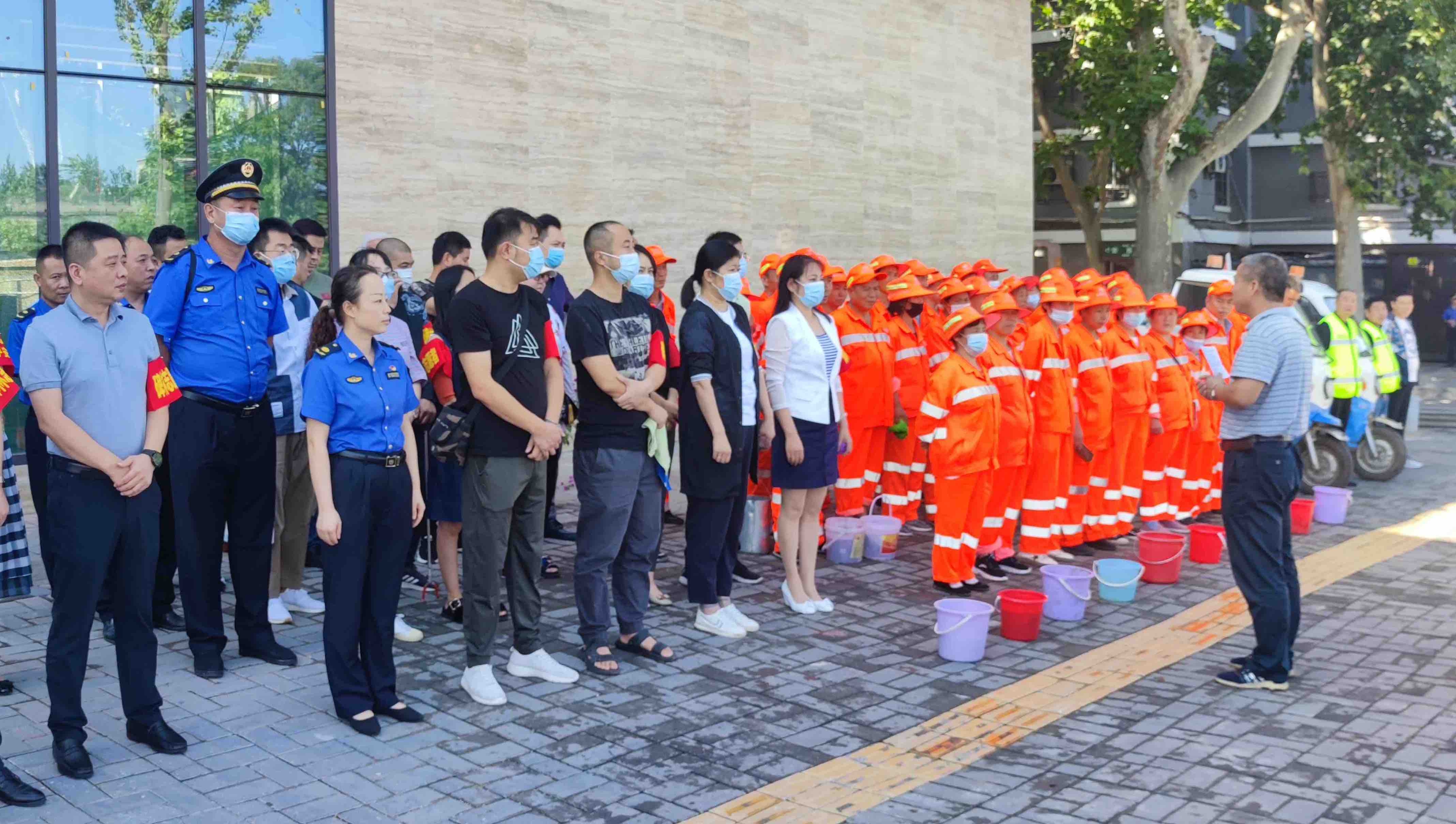 太乙路街办开展“擦亮我的城、奉献十四运、碑林在行动”大擦洗活动
