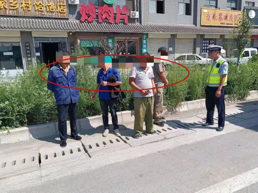 农用三轮车载人既危险又违法！严查！