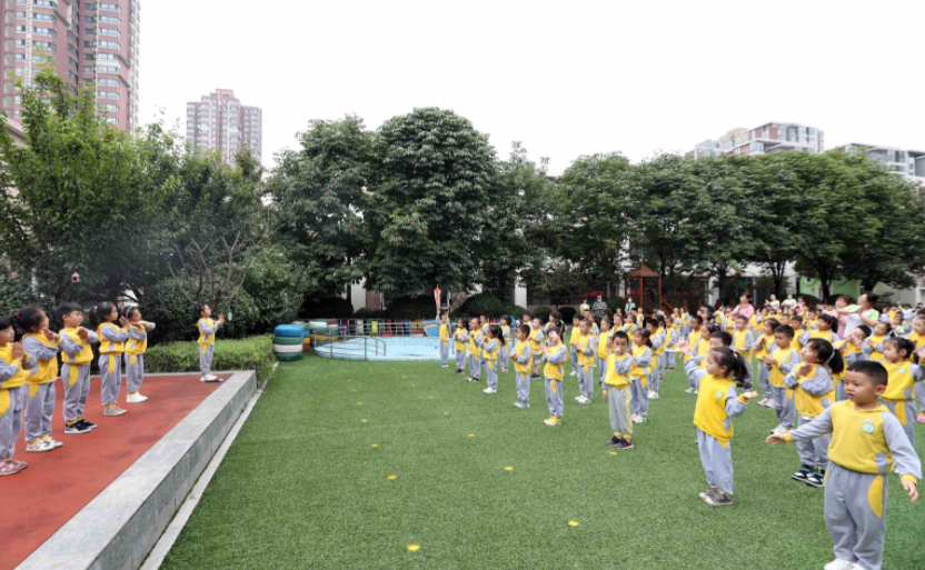 大学国旗护卫队走进幼儿园举行升旗仪式