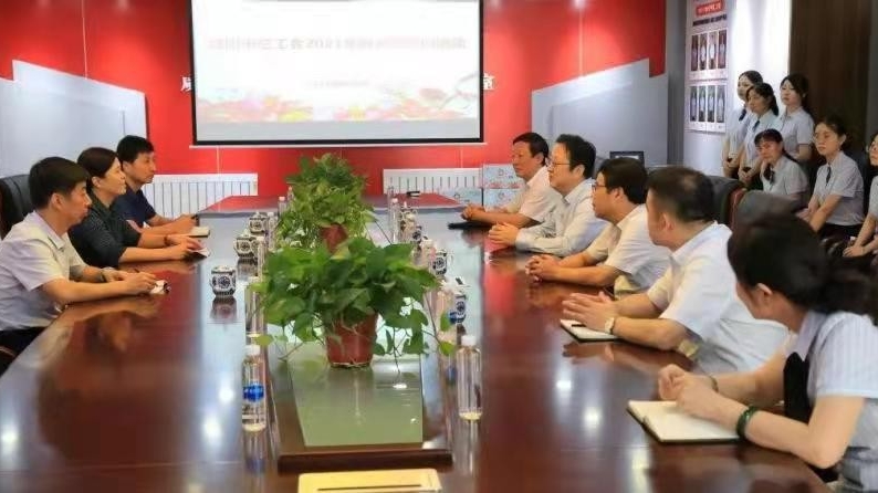 张静到咸阳彩虹中学慰问一线教师