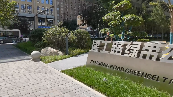 建工路绿带公园里 40个景观照明灯被拦腰折断