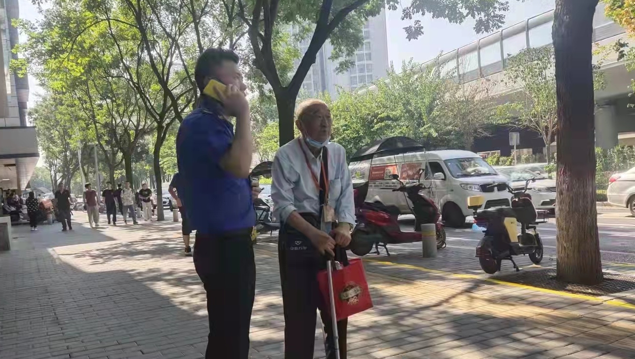 暖！老人迷路南二环 巡查城管送回家