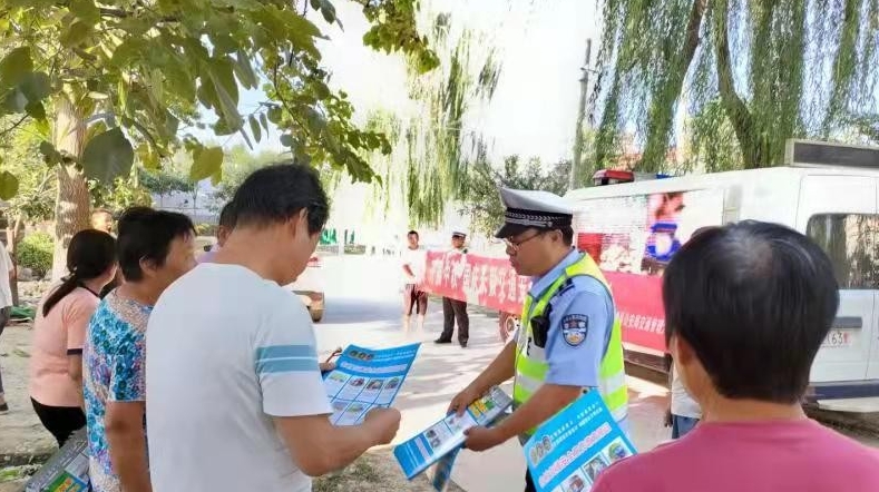 泾阳交警开展双节假期交通安全宣传活动