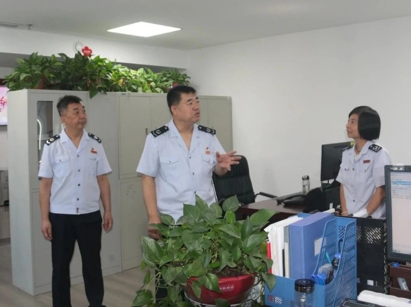 肖泰鸿看望慰问干部职工