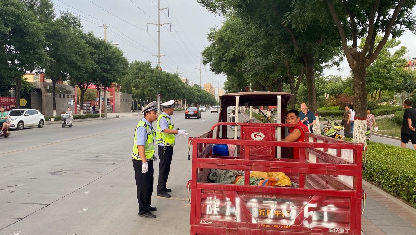 华阴交警严查农用车辆交通违法行为