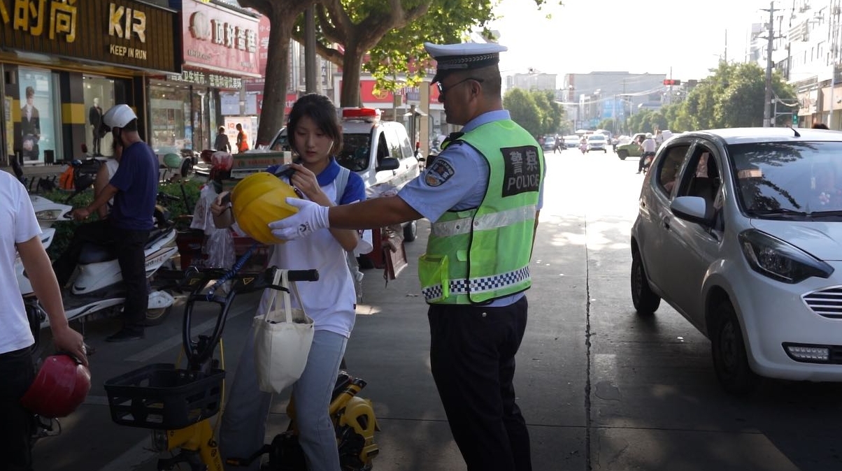 华阴交警持续开展“一盔一带”安全守护行动