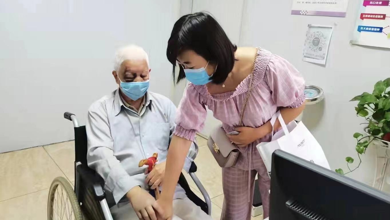 空巢老人不慎摔倒 社区及时伸出援助之手