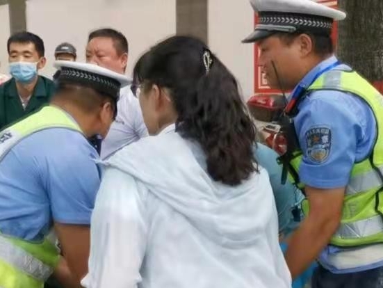 男子突发疾病瘫软在地秦都交警伸援手及时送医
