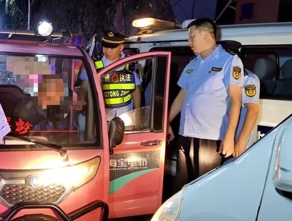 联合执法泾阳夜查城区非法营运车辆