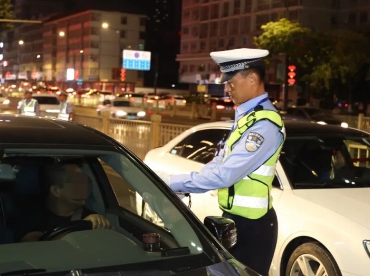 聚焦实战渭城交警举行酒驾执法大直播活动