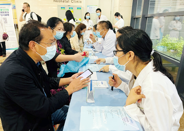  西安交大一附院药学部举行“世界药师日”义诊活动