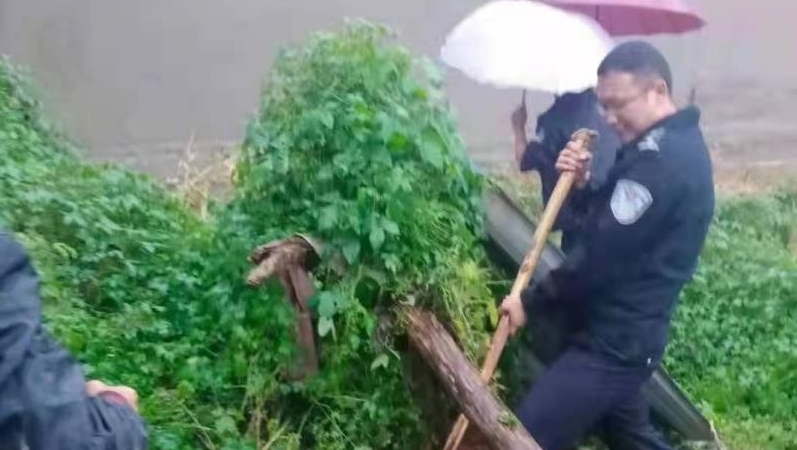 暖心！派出所民警挖渠排水解民困