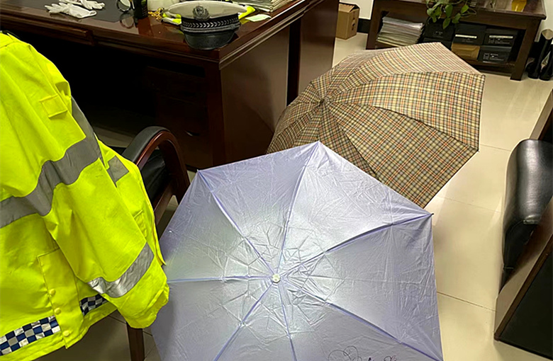 咸阳交警朋友圈“晒雨伞”：雨天执勤时收获了温暖和动力