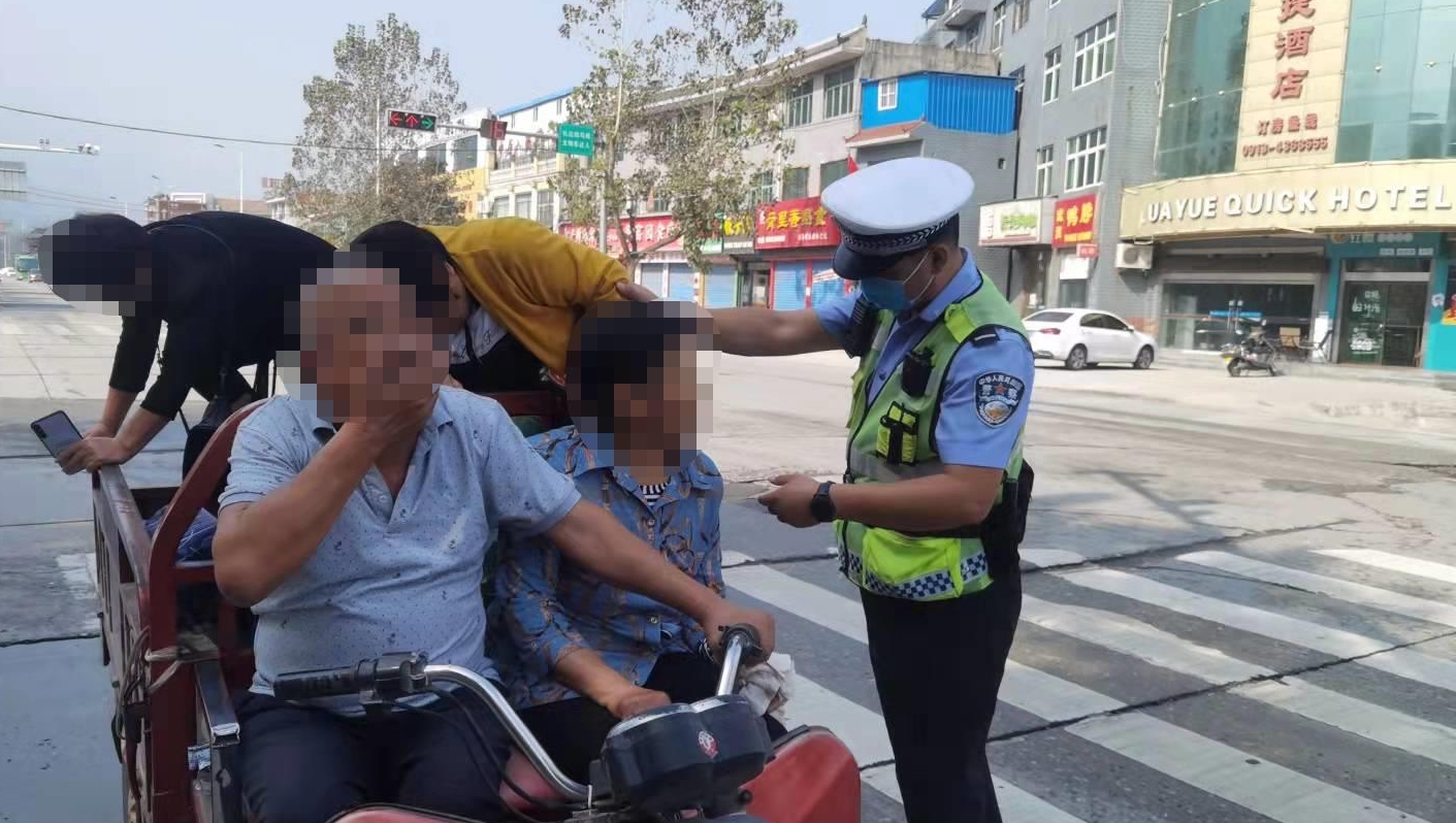 华阴交警国庆假期宣传“ 一盔一带”