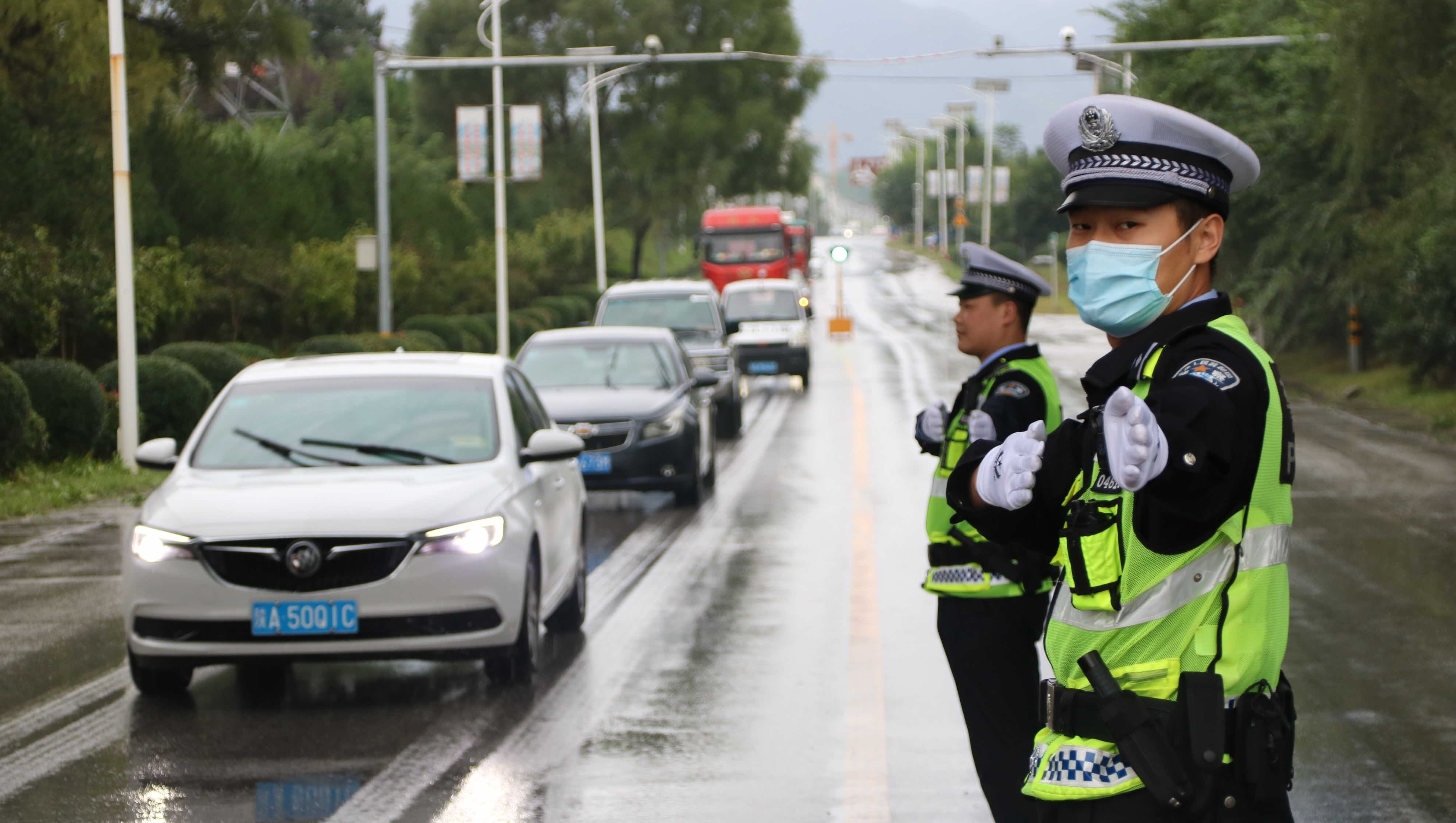 华阴交警以雨为令启动应急预案
