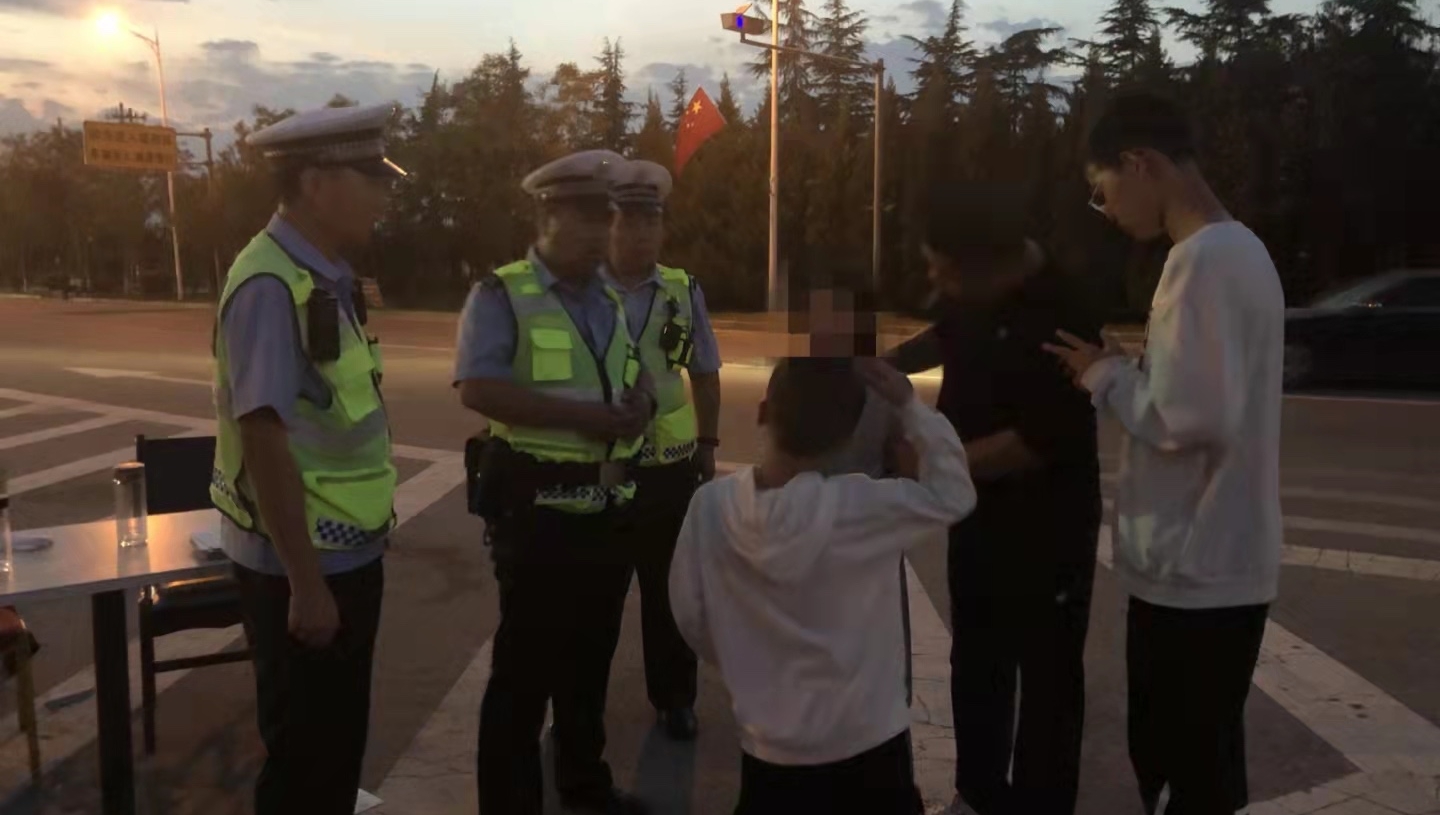 华阴交警帮走失小女孩找到家人  