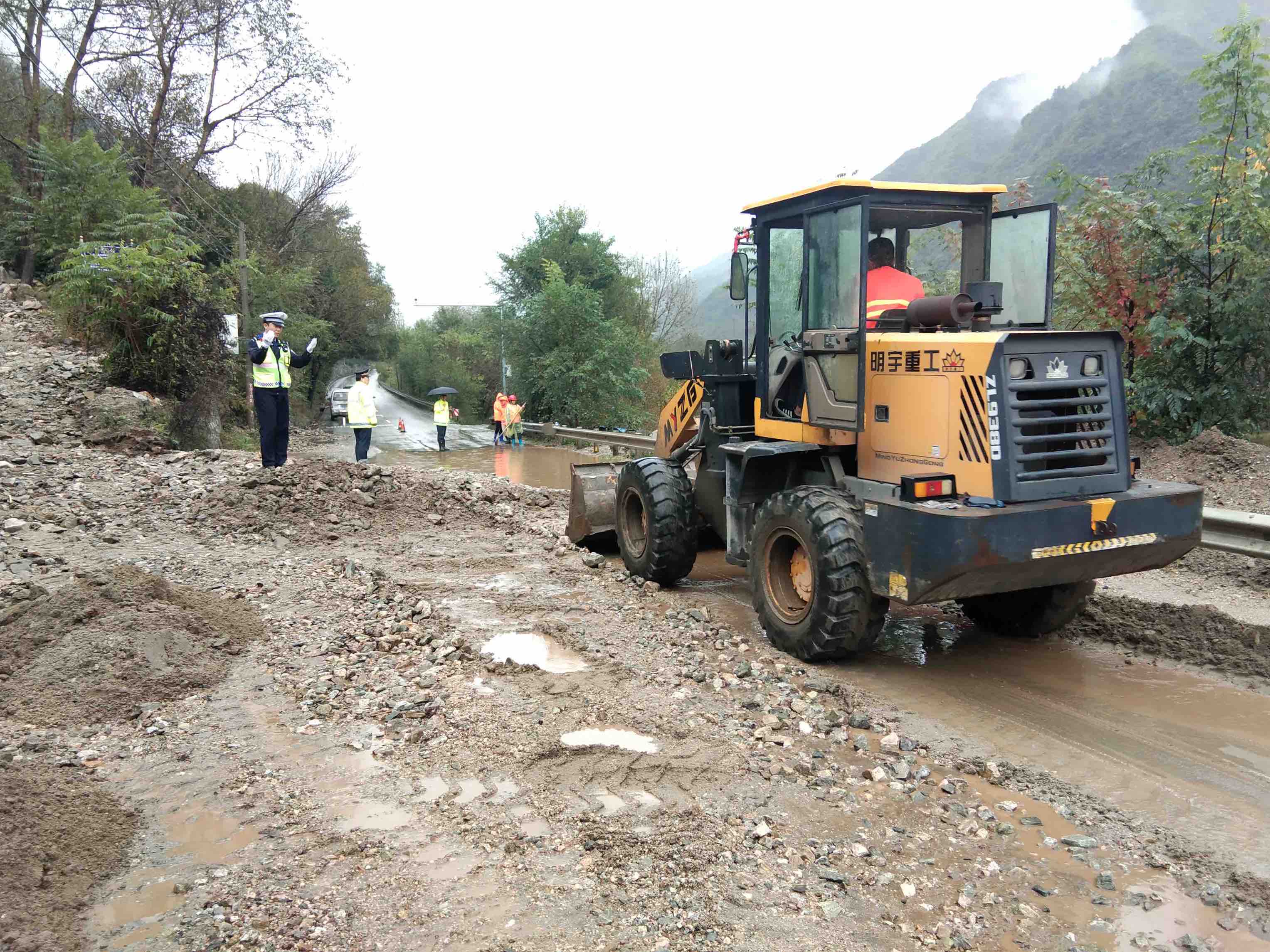 降雨引发泥石流  华阴交警抢险保畅通 